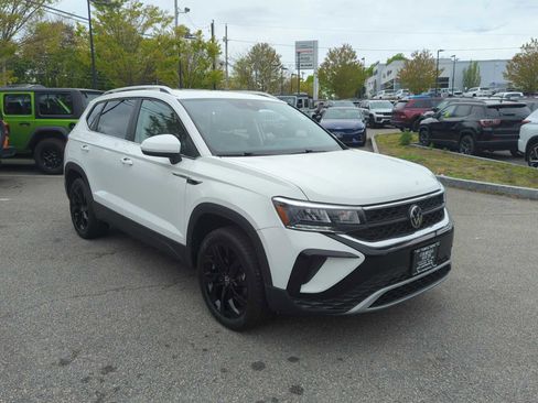 Used 2023 Volkswagen Taos SE w/ Panoramic Sunroof Package FWD image 8