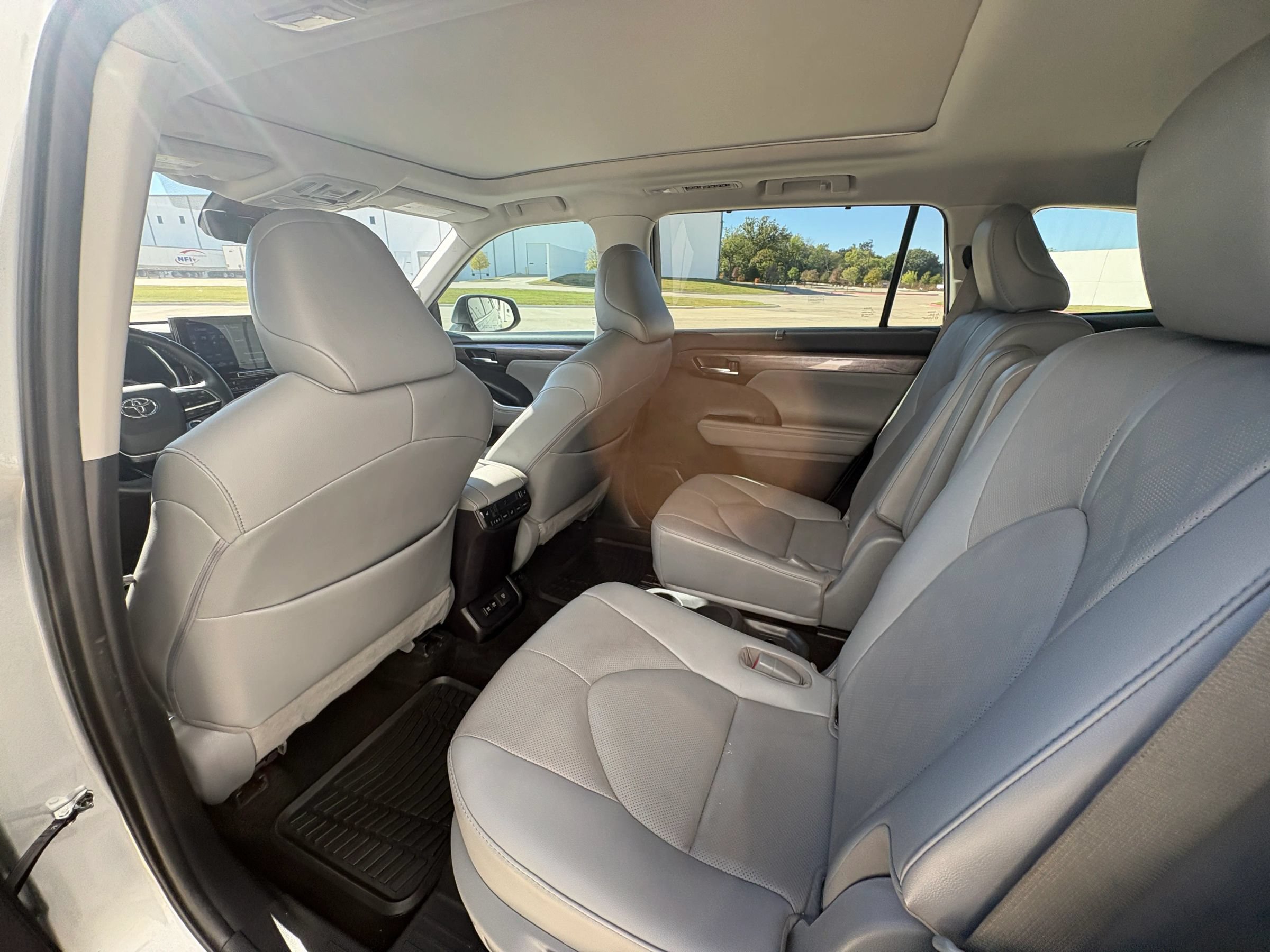 Used 2021 Toyota Highlander Platinum FWD image 19