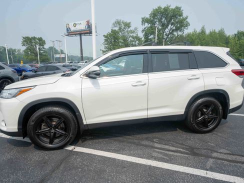 Used 2019 Toyota Highlander Plus AWD/4WD image 3