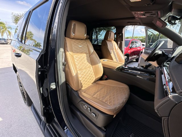 Used 2024 Cadillac Escalade Premium Luxury AWD/4WD image 33