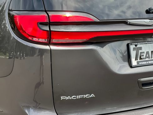 Used 2023 Chrysler Pacifica Touring-L FWD image 39