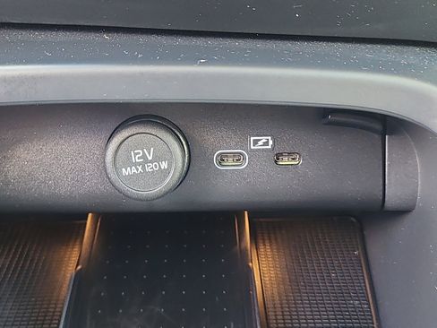 Used 2025 Volvo XC40 B5 Plus w/ Protection Package Premier image 10