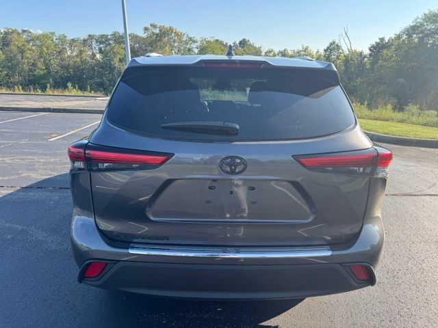Used 2023 Toyota Highlander XLE FWD image 4