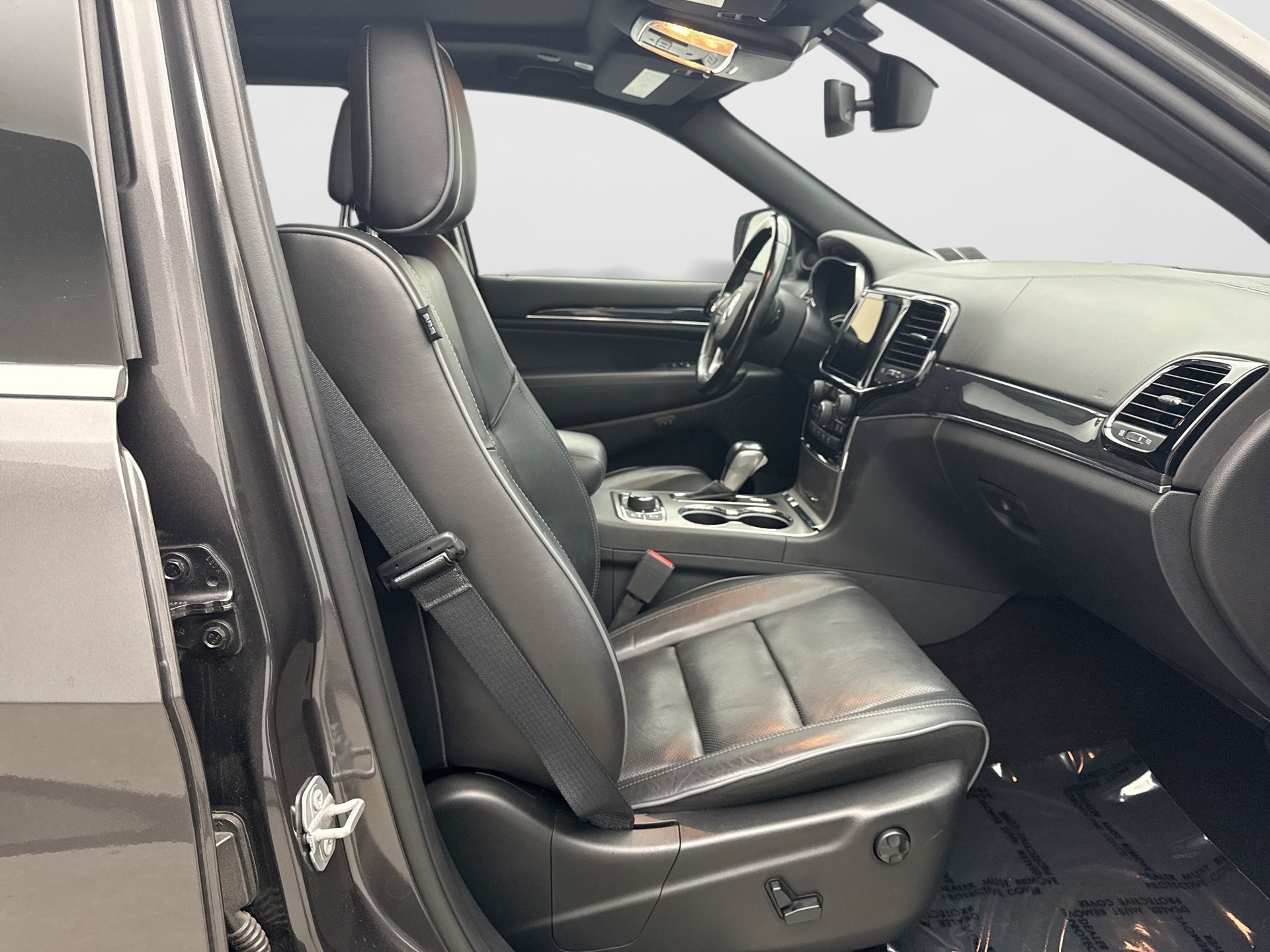 Used 2020 Jeep Grand Cherokee Overland AWD/4WD image 16