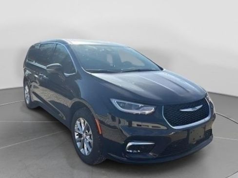 New 2026 Chrysler Pacifica Select image 2