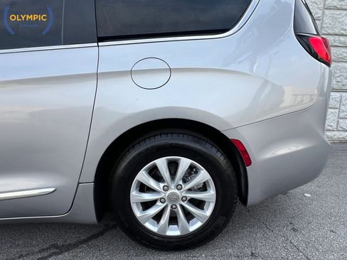 Used 2017 Chrysler Pacifica Touring-L image 10