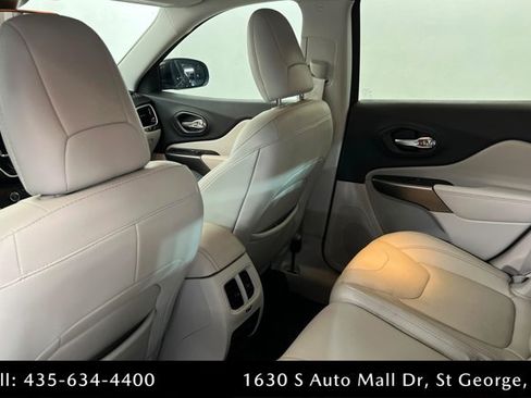 Used 2019 Jeep Cherokee Limited w/ Luxury Group AWD/4WD image 19