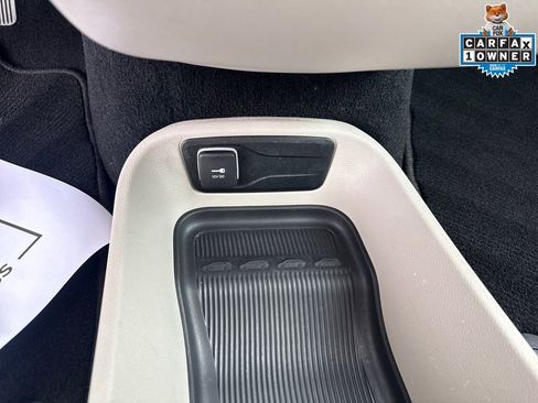 Used 2023 Chrysler Pacifica Touring-L FWD image 24
