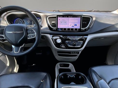 Used 2023 Chrysler Pacifica Touring-L FWD image 7