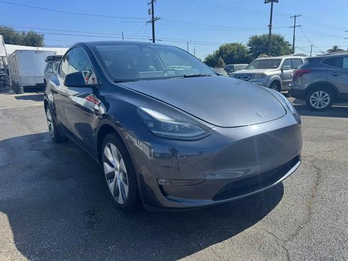 Used 2024 Tesla Model Y Long Range AWD/4WD image 1