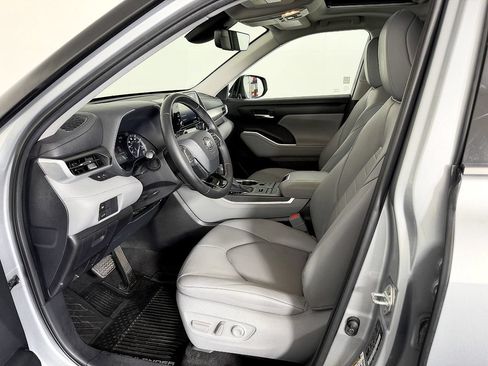 Used 2020 Toyota Highlander XLE AWD/4WD image 34