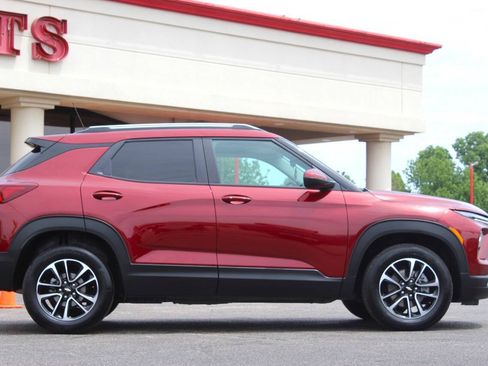 Used 2025 Chevrolet TrailBlazer LT w/ Driver Confidence Package AWD/4WD image 3