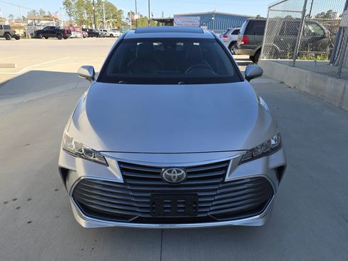 Used 2019 Toyota Avalon XLE w/ Moonroof Package image 4