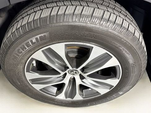 Used 2021 Toyota Highlander XLE image 27