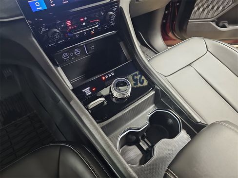 Used 2025 Jeep Grand Cherokee Limited image 29