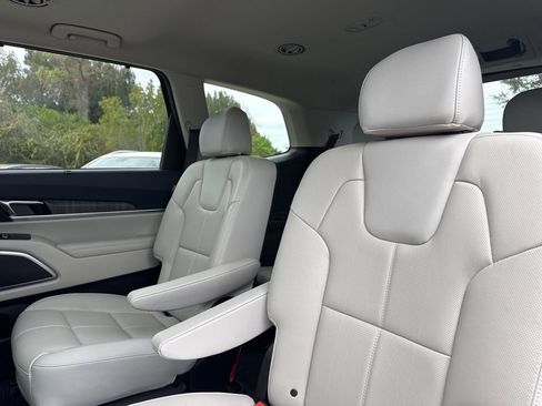 Used 2024 Kia Telluride EX w/ EX Captain's Chair Package image 9