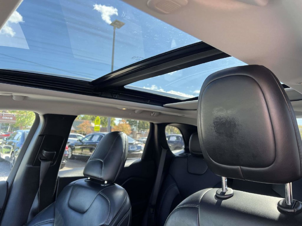 Used 2019 Jeep Cherokee Latitude Plus w/ Comfort/Convenience Group AWD/4WD image 23
