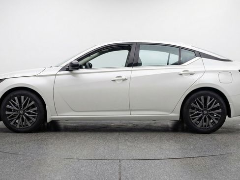 Used 2025 Nissan Altima 2.5 SV FWD image 5