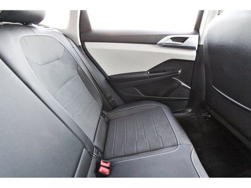 Used 2025 Volkswagen Taos SE FWD image 12