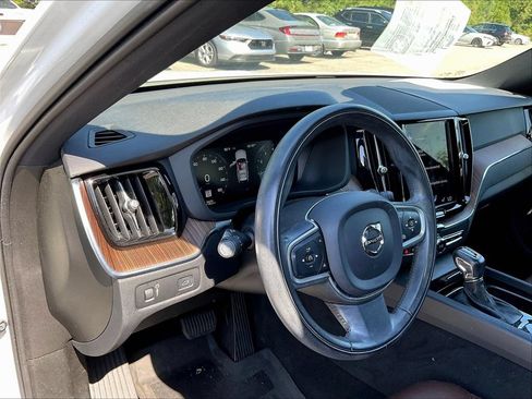 Used 2021 Volvo XC60 T5 Momentum w/ Premium Package FWD image 4