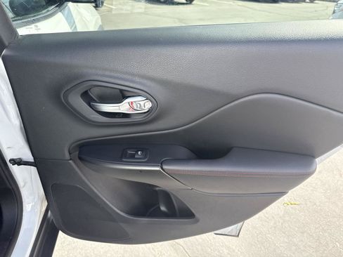 Used 2019 Jeep Cherokee Trailhawk AWD/4WD image 19