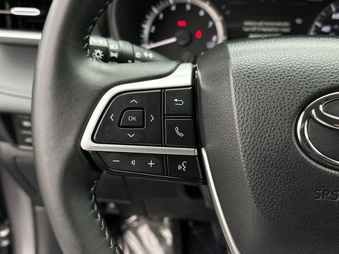 Used 2024 Toyota Highlander LE image 23
