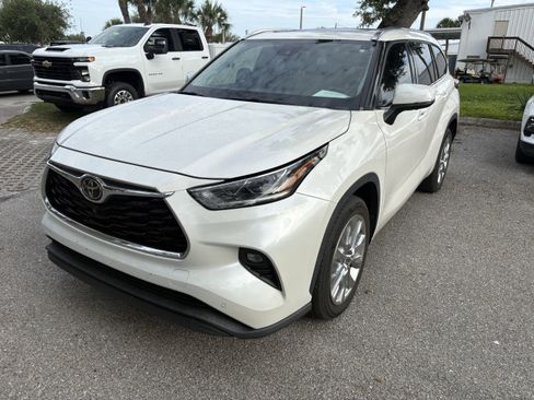 Used 2020 Toyota Highlander Limited FWD image 3