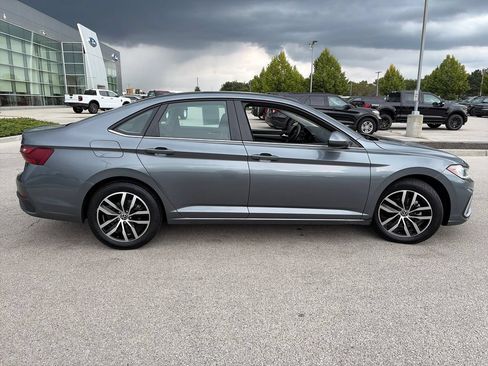 Used 2025 Volkswagen Jetta SE FWD image 8