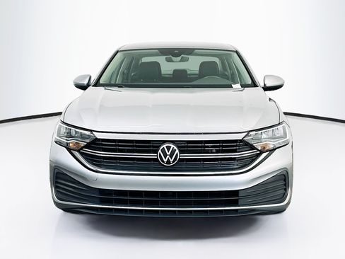 Used 2024 Volkswagen Jetta SE FWD image 2