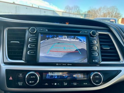 Used 2019 Toyota Highlander XLE image 22