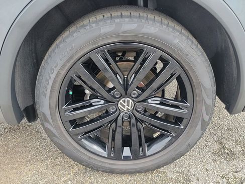 Used 2022 Volkswagen Tiguan SE R-Line image 10