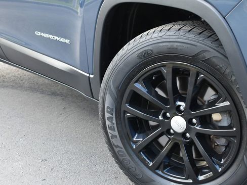 Used 2019 Jeep Cherokee Latitude Plus w/ Comfort/Convenience Group AWD/4WD image 3