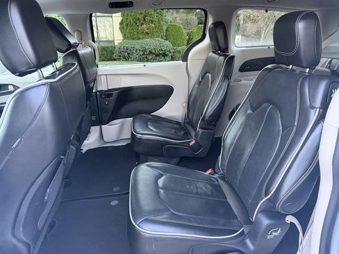 Used 2022 Chrysler Pacifica Limited FWD image 23