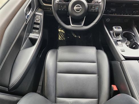 Used 2021 Nissan Rogue SV w/ Premium Package image 11