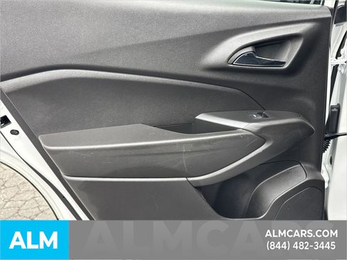 Used 2025 Chevrolet Trax LT w/ LT Convenience Package image 25