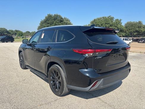 Used 2023 Toyota Highlander XLE FWD image 6