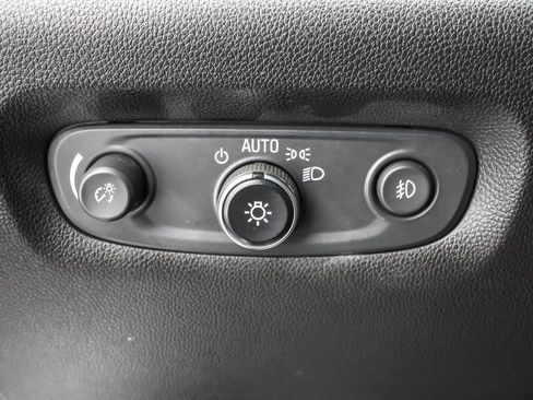 Used 2018 Chevrolet Traverse LT image 17