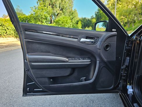 Used 2018 Chrysler 300 Limited image 17