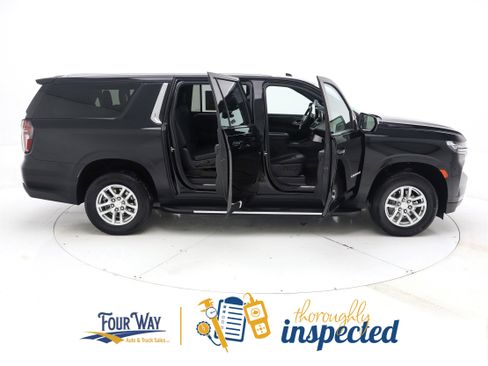 Used 2024 Chevrolet Suburban LT image 3