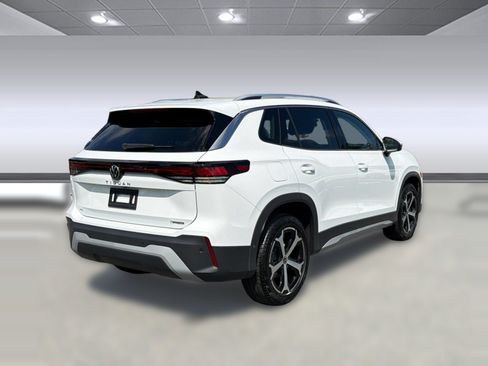 Used 2025 Volkswagen Tiguan SE AWD/4WD image 9