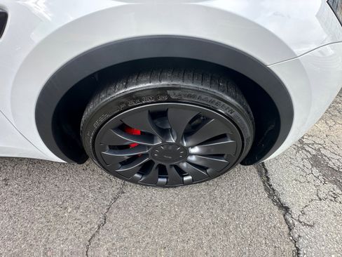 Used 2023 Tesla Model Y Performance image 24
