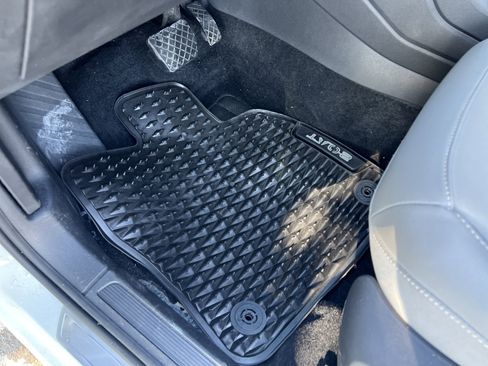 Certified 2022 Volkswagen Taos SE w/ Panoramic Sunroof Package image 15