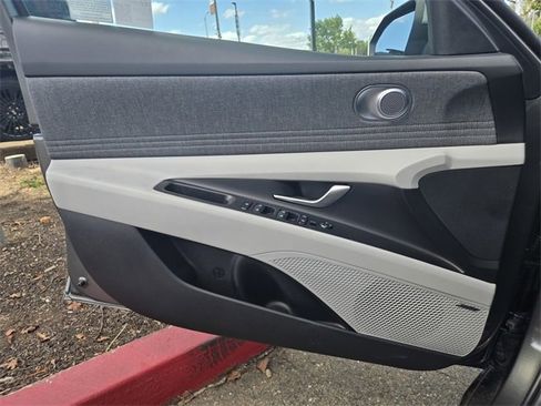 New 2025 Hyundai Elantra Limited image 19