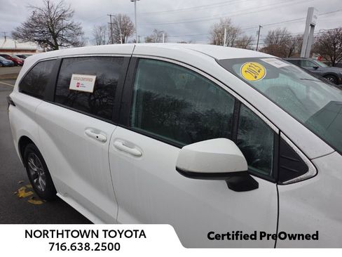Used 2023 Toyota Sienna LE image 3