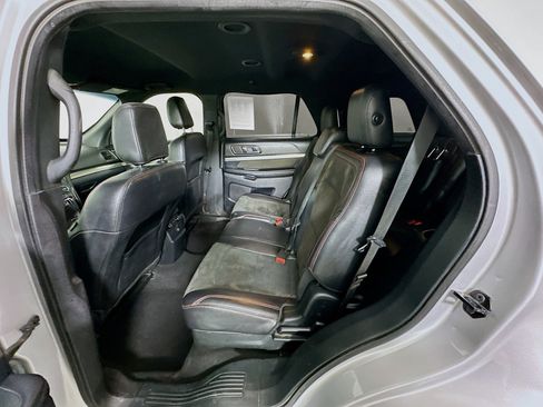Used 2019 Ford Explorer XLT w/ Equipment Group 202A FWD image 28
