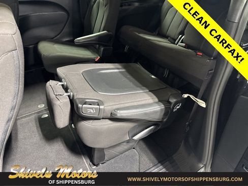 Used 2024 Chrysler Pacifica Touring image 27