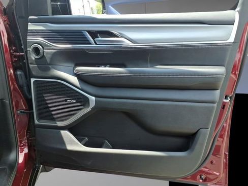 Used 2024 Jeep Wagoneer L Series II AWD/4WD image 15