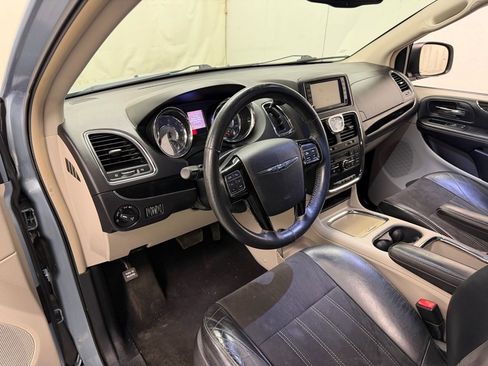 Used 2016 Chrysler Town & Country Limited image 20