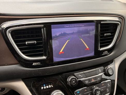 Used 2017 Chrysler Pacifica Touring-L Plus image 18