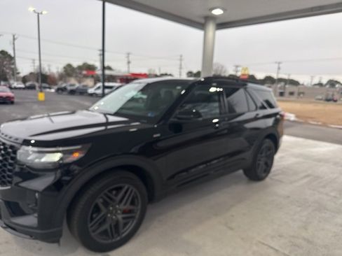 Used 2025 Ford Explorer ST-Line w/ Premium Package image 7